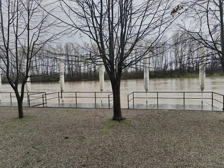 Poplave u BiH: Rastu rijeke, odroni blokiraju puteve, škole zatvorene
