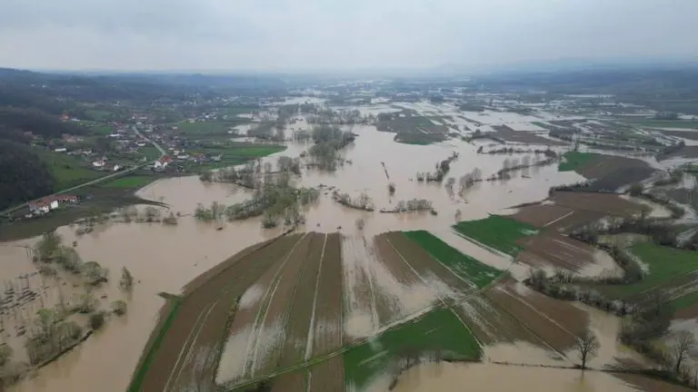 Dramatične fotografije iz Loznice, izlio se Jadar: “Nismo mogli da spavamo cijelu noć”