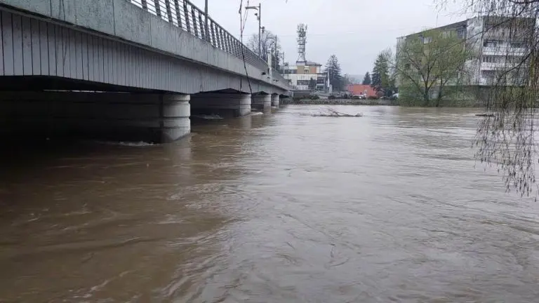 Brojne ulice u Sanskom Mostu i dalje pod vodom: Kiša ponovo počela da pada