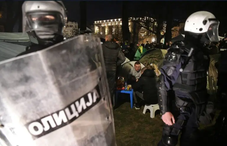 Napeto u Beogradu, policija čuva studente koji kampuju ispred Predsjedništva: Snažne poruke na protestu ispred RTS-a