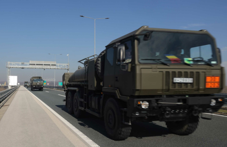 (FOTO) Šta se dešava: Vozila EUFOR na auto-putu 9. januar i u Doboju