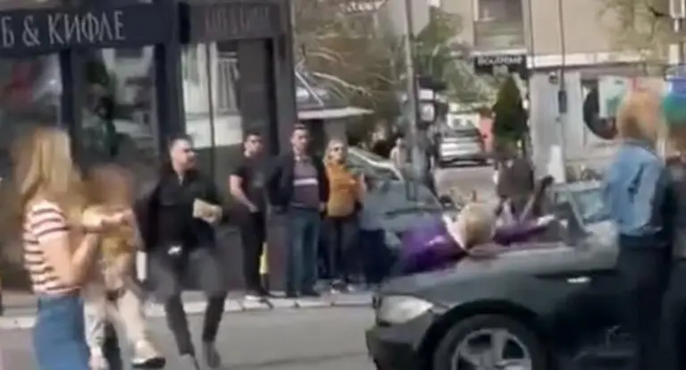 Incident u Beogradu: Vozač autom pokupio ženu iz protestne šetnje i vozio je na haubi, pa pobjegao s lica mjesta! VIDEO