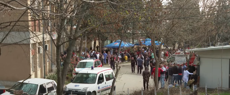 Sveštenikova rečenica zaustavila kamenovanje kuće gradonačelnika: ‘Prvo pokopajmo našu djecu’