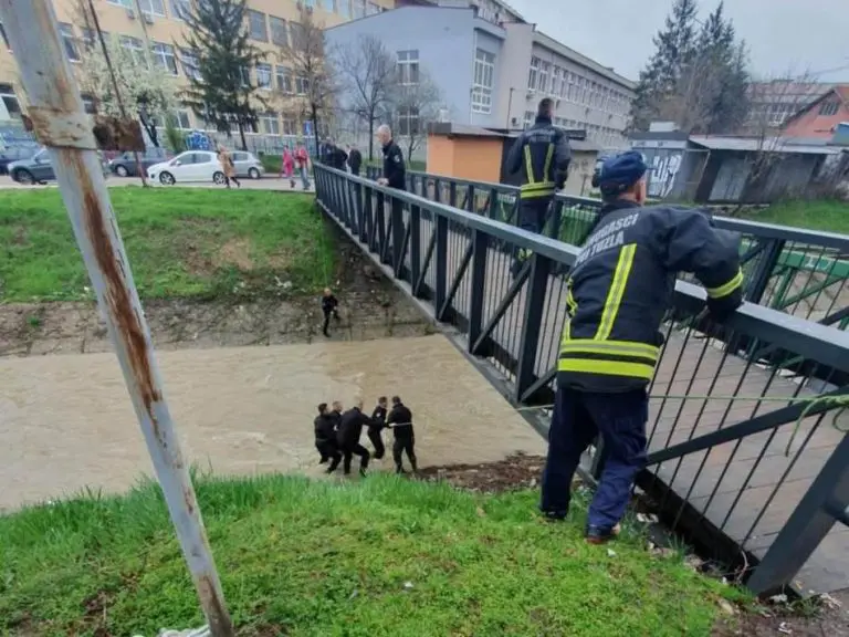 Oglasio se MUP TK o nesreći u Tuzli: Policajci ušli u rijeku za kriminalcem, traga se za dvije osobe