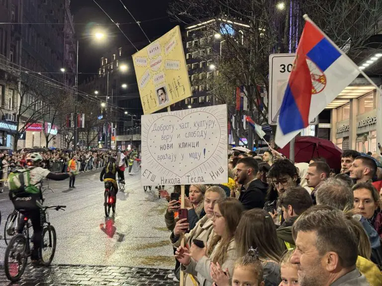 Beograd večeras: Spektakularan doček studenata na Terazijama (FOTO/VIDEO)