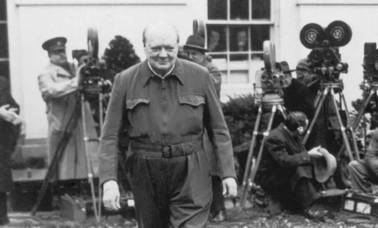 Zelenskog kritikovali što nema odijelo. Ovo je Churchill usred rata u Bijeloj kući