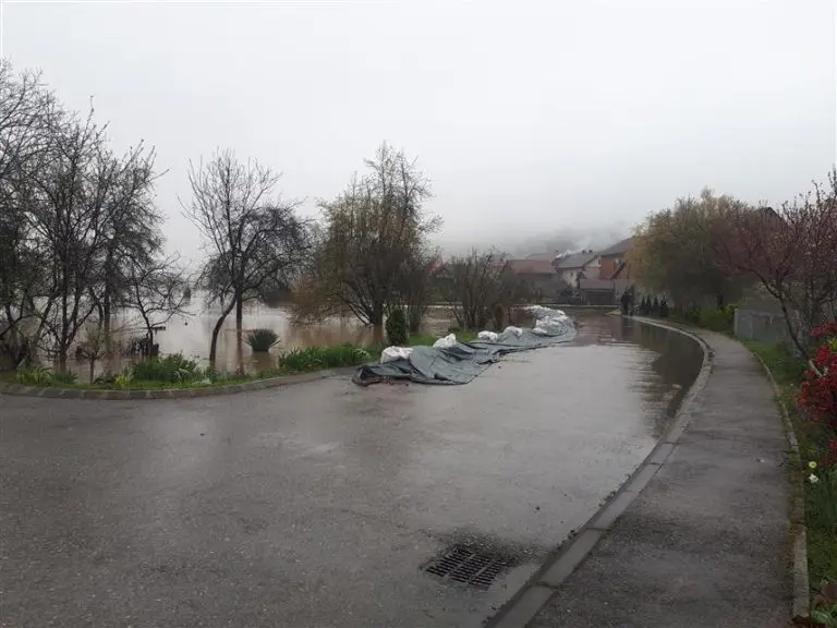 U Kostajnici i dalje vanredna situacija, vodostaj Une ne opada