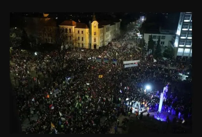 Masovni protest u Nišu okončan 15-minutnom šutnjom za 15 poginulih