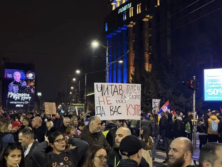 Učesnici protesta u Beogradu traže pomoć zbog glavobolje i zujanja u ušima