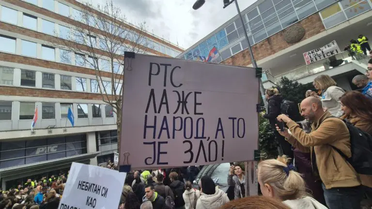 Već 20 sati pred RTS-om: Studenti ne odustaju, javni servis poziva na prekid blokade