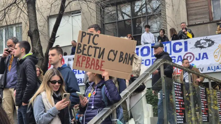 Protest ispred RTS-a se nastavlja: “Izlazite napolje” (FOTO/VIDEO)