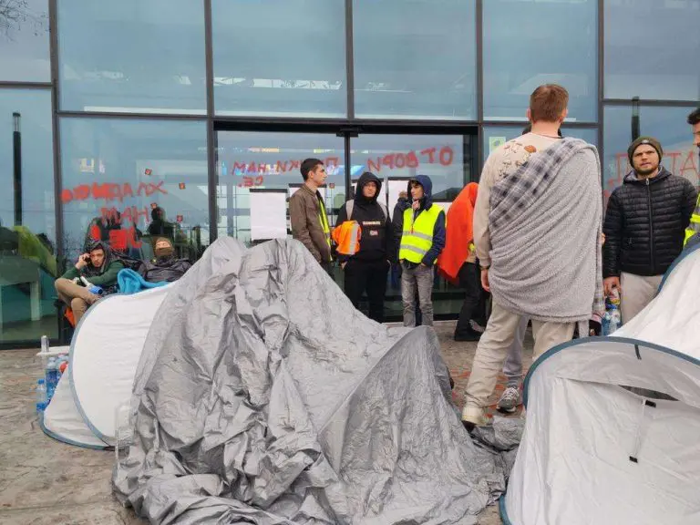 Blokirana RTV u Novom Sadu, prekinuli redovni program