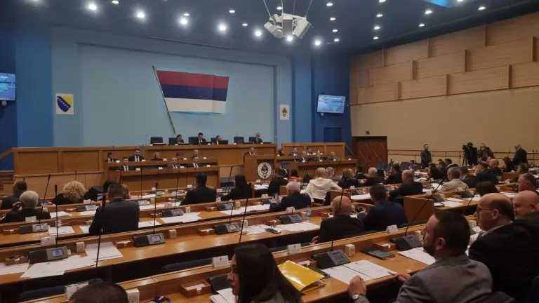 Milioni nestaju, niko ne odgovara! Sjednica o krizi u javnim preduzećima u RS – hoće li stranački kadrovi snositi odgovornost?
