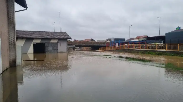 MUP Srbije oglasio se zbog poplave koja prijeti Srbiji: 6 pravila u slučaju nevremena – obratite pažnju na kišobran