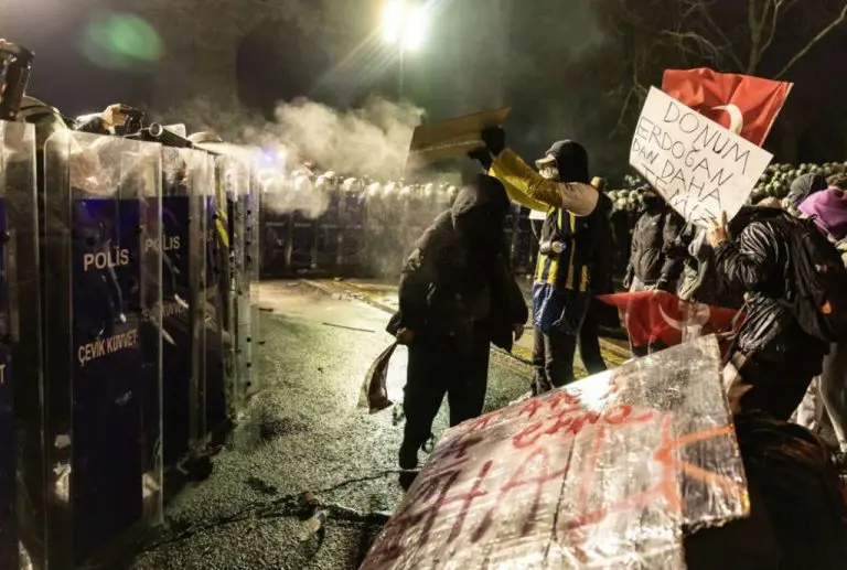 Turska: Privedeno devet novinara koji su izvještavali o protestima povodom hapšenja Imamoglua