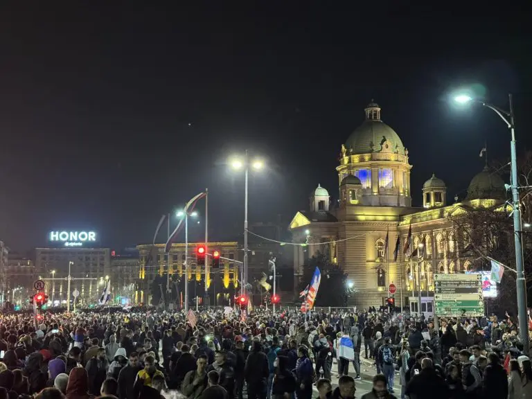 BUKA UŽIVO Studentski protest zvanično je završen: Žandarmerija se povlači i pozdravlja građane