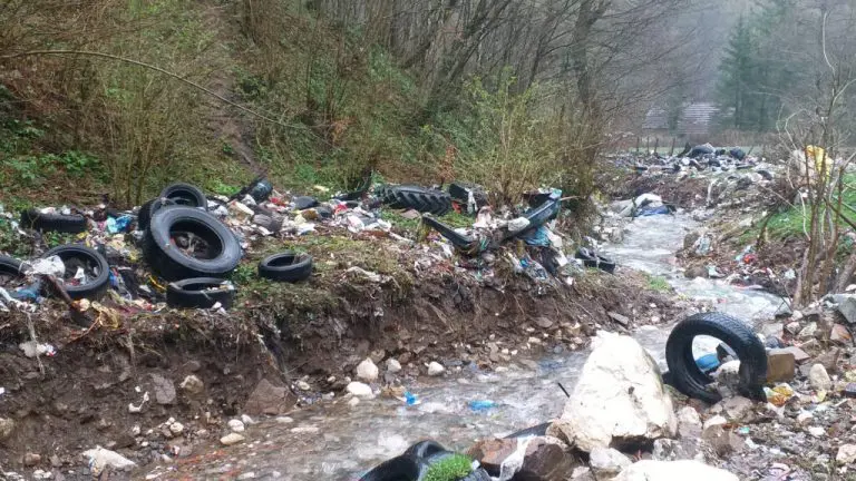 Bujični potoci prošli kroz deponiju i odnijeli stotinu šlepera smeća