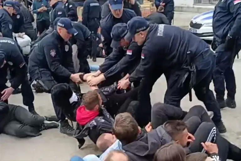 Incident pred put: Studenti u Novom Pazaru pokušali da zaustave autobuse za Beograd!