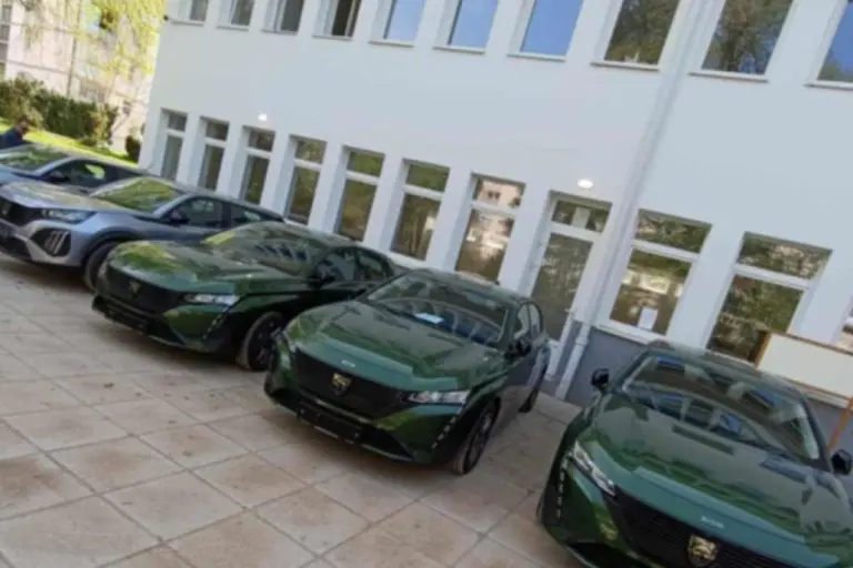 Samo bahato: Dok radnici ŽRS praznuju bez plata, uprava se vozi u novim automobilima!