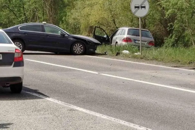 Drama na putu: Vozilo iz ministarske pratnje učestvovalo u sudaru, troje povrijeđeno