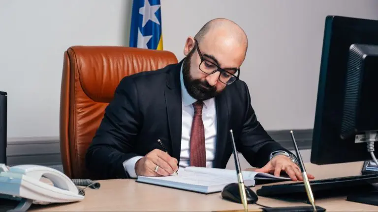 Blokada u Ministarstvu: Hasanović potpisao odluku o finansiranju izbora u RS, Amidžić skriva pečat