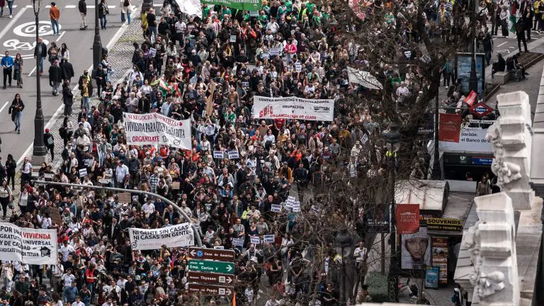 Kraj krize se ne nazire: Dok je Vučić u Francuskoj, ulice Srbije sve nemirnije