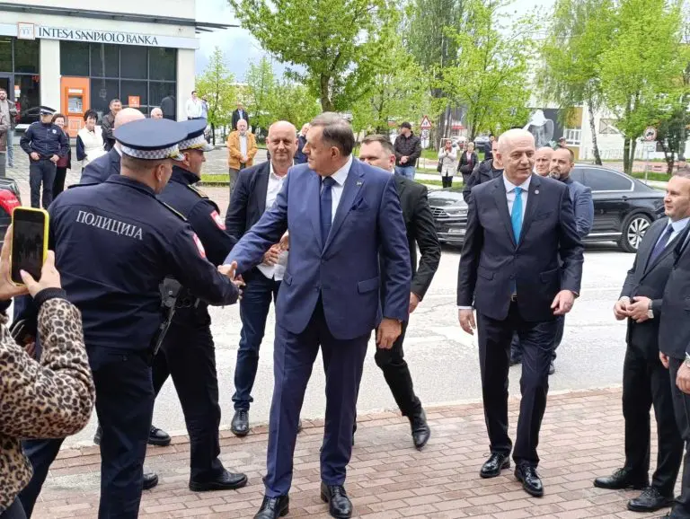 Dodik izašao iz zgrade Vlade RS i došao u Univerzitet u Istočnom Sarajevu