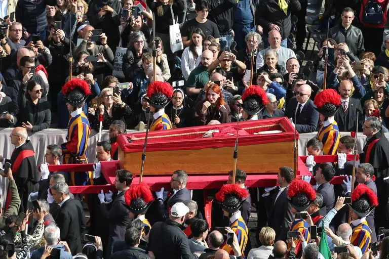 Evo ko je otišao na sahranu papi Franji iz BiH