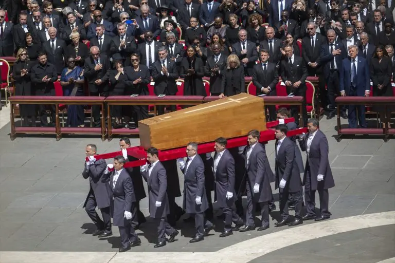 SAHRANJEN PAPA FRANJO: Poglavara Rimokatoličke crkve na vječni počinak ispratilo najmanje 400.000 ljudi