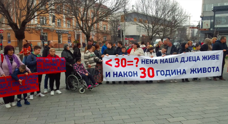 U pet do dvanaest za prava roditelja-njegovatelja: Banjaluka traži pravdu na Trgu Krajine