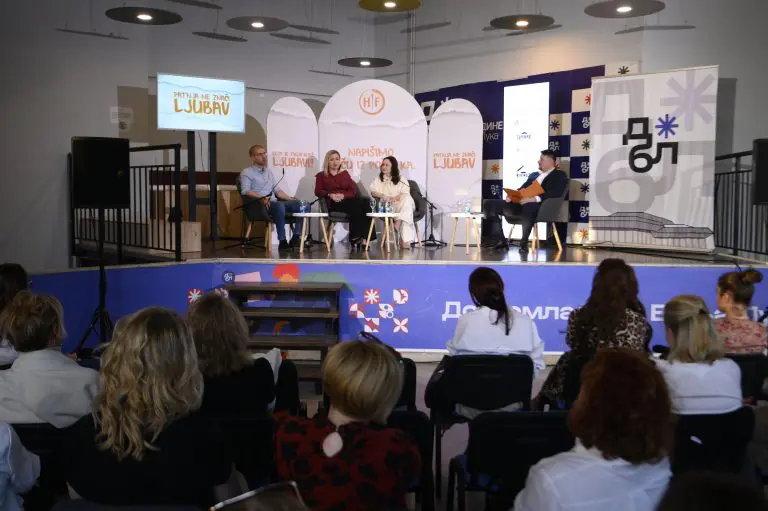 Panel diskusija „Napišimo priču iz početka” – Nasilje uglavnom počinje suptilno, a završava ozbiljno