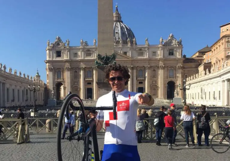 Biciklista iz Banjaluke svjedoči kako je papa Franjo prekršio protokol pred 300.000 vjernika