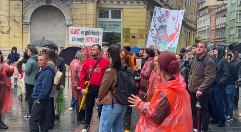 SARAJEVO: Građani optužuju vlast da je odgovorna za smrt 29 ljudi u poplavama