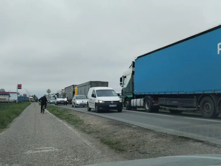 Saobraćajni kolaps ka Rači: Kamioni blokiraju ceste, mještani i vozači ogorčeni