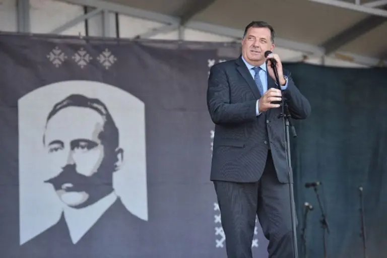 Mile pjeva Kočiću: Neću nikom dati našu zemlju, samo prodat’ dio u podzemlju!