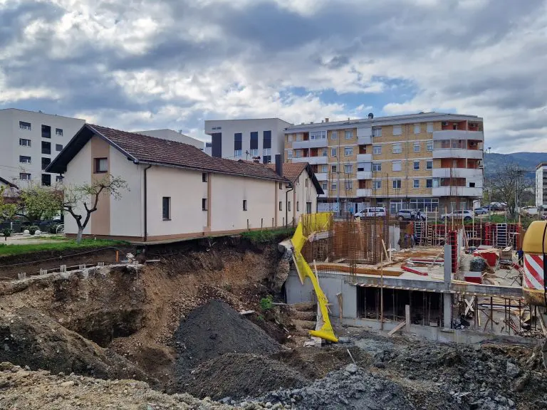 Porodična kuća u Banjaluci pred urušavanjem, investitor tvrdi da je “sve rađeno po projektu”