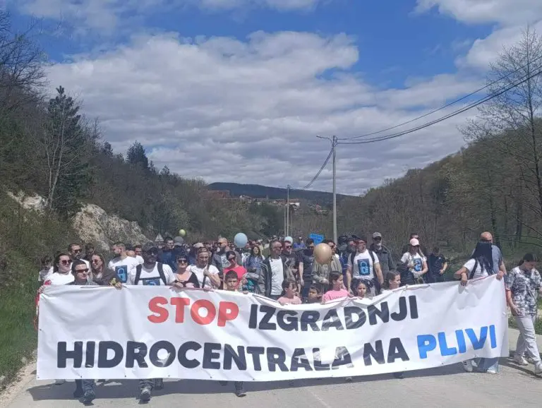 Građani brane Plivu: Rijeka ujedinila ljude iz Šipova, Jajca i drugih mjesta (FOTO)