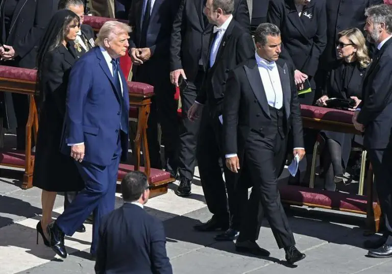 Zelenski, Tramp i Bajden kritikovani zbog KRŠENJA KODEKSA OBLAČENJA na sahrani pape Franje