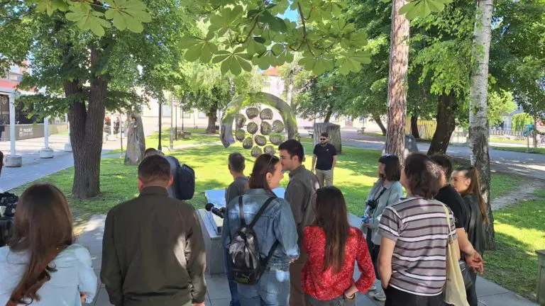 Mladi iz Srbije, Crne Gore i BiH obilaze mjesta stradanja djece u ratu: Danas su u Banjaluci, obišli su spomenik 12 beba!
