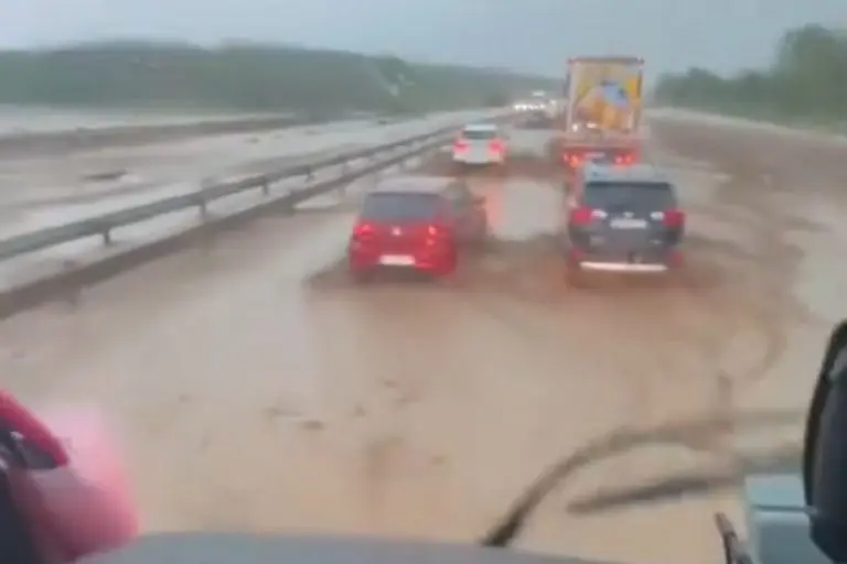 Sablasne scene u Srbiji: Vozila se probijaju kroz potop (VIDEO)