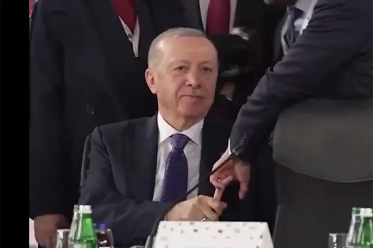 Viralan snimak: Erdogan uhvatio Makronov prst i ne pušta
