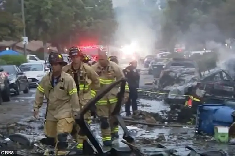 Srušio se avion u Americi, gori 15 kuća (VIDEO)