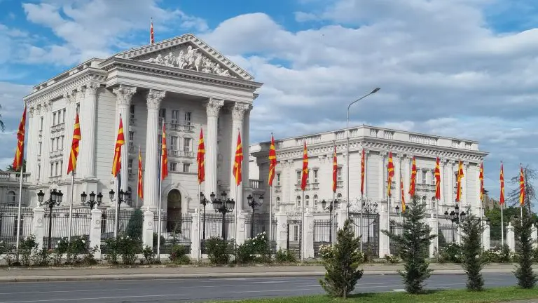 Država koja je promijenila ime, čak i strugala šahtove na ulicama zbog EU komšije. Sada su im “natovareni” novi zahtjevi (FOTO)