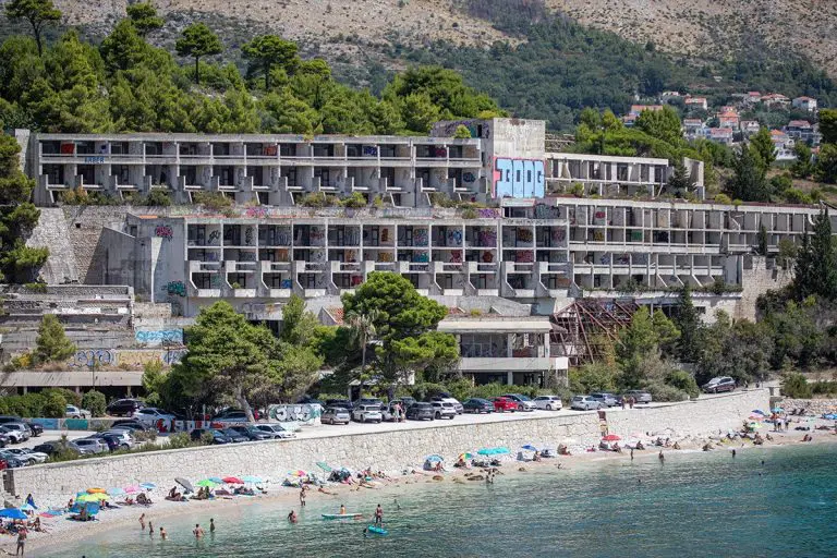 “Jugoslovenski Havaji”: Danas tužna uvala napuštenih hotela