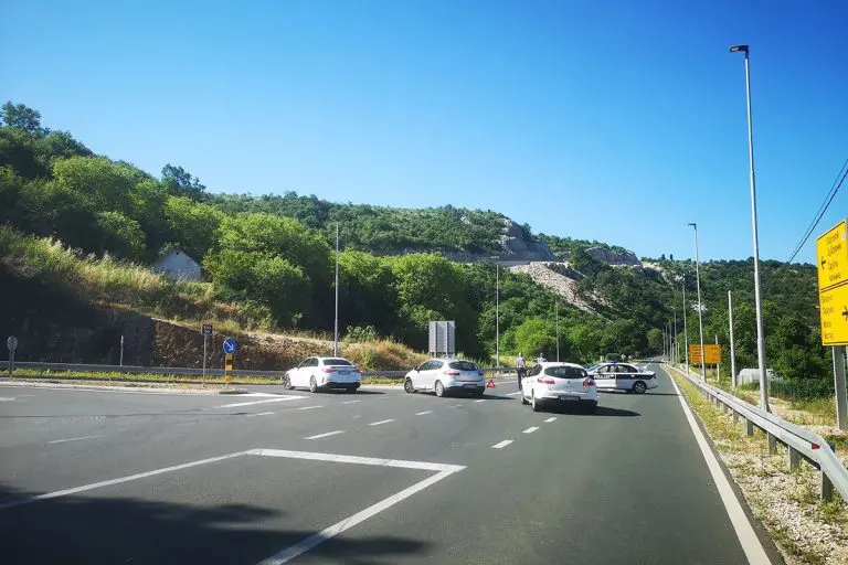 Poznato ko je osumnjičen za izazivanje teške nesreće u kojoj je stradalo troje mladih