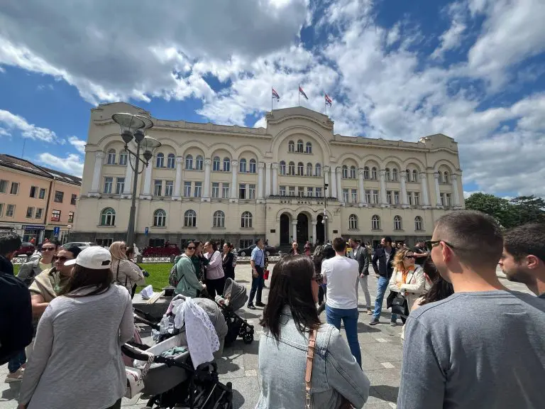 Nezadovoljni roditelji ispred Gradske uprave u Banjaluci: “Zašto su naša djeca manje vrijedna?”