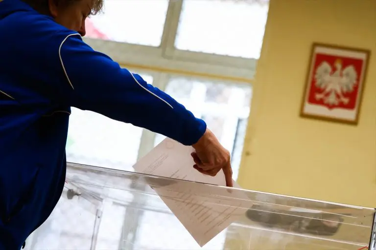 Tijesna prednost ljevičara pred desničarem na predsjedničkim izborima u Poljskoj