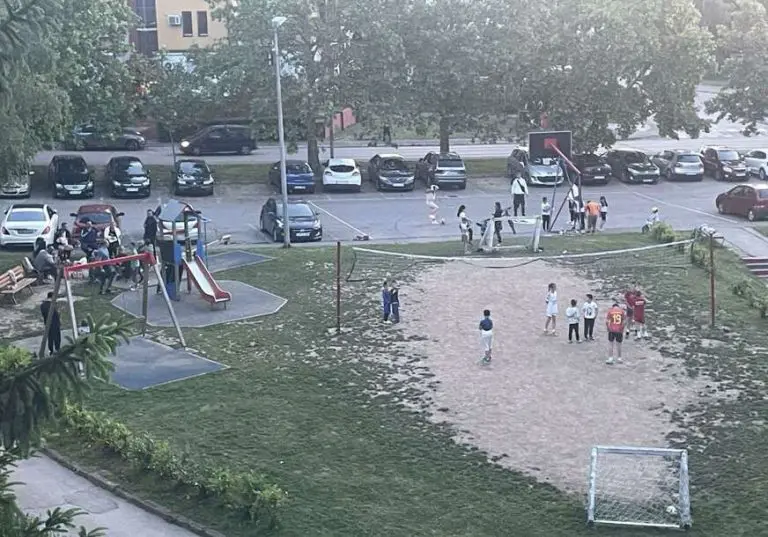 Kada sistem zakaže, građani se organizuju: Roditelji u najvećem banjalučkom naselju preuzeli stvar u svoje ruke i prave bezbjednije igralište