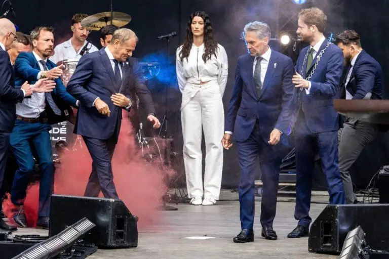 Incident na proslavi Dana oslobođenja: Dimna bomba bačena na premijere Holandije i Poljske (VIDEO)