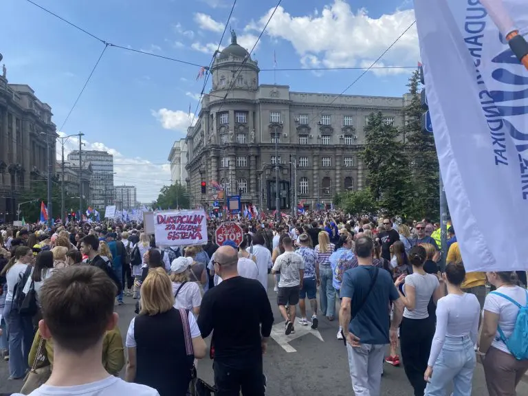Prvi maj u Beogradu: 18 000 studenata i sindikalaca zajedno na protestu (FOTO,VIDEO)